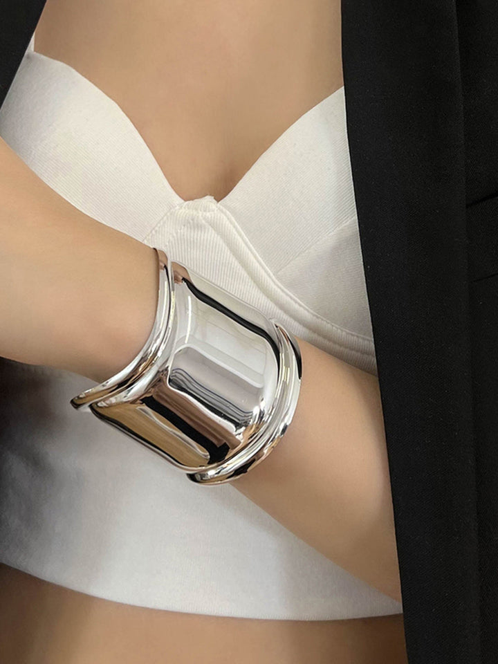 Metalik Geniş Manşet Bileklik Gümüş 6cm Detay Görünüm - SvelteChic