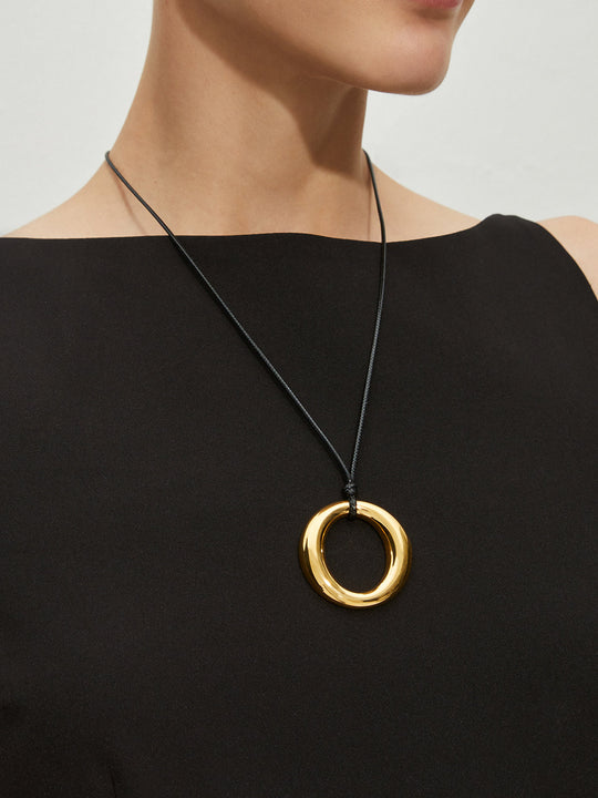 Altın Yuvarlak Kolye Titanyum Çelik Minimalist Detay Görünüm - SvelteChic