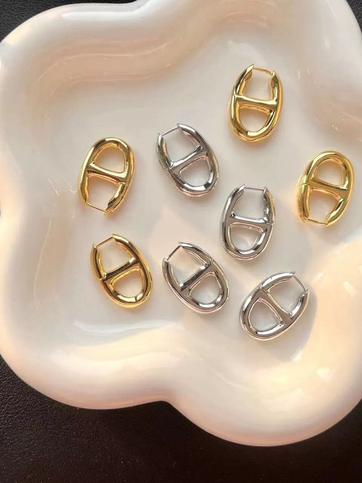 Altın Domuz Burunlu Küpe Minimalist Tasarım Görsel 4 - SvelteChic