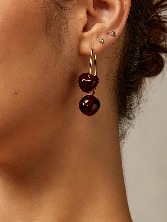 Kiraz Charm Sallantılı Küpe Bordo Akrilik - SvelteChic Kadın Giyim
