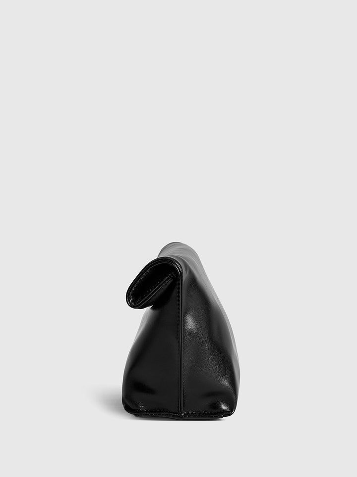 Minimalist Yuvarlak Kenar Zarf Clutch Çantası Siyah Kombin - SvelteChic