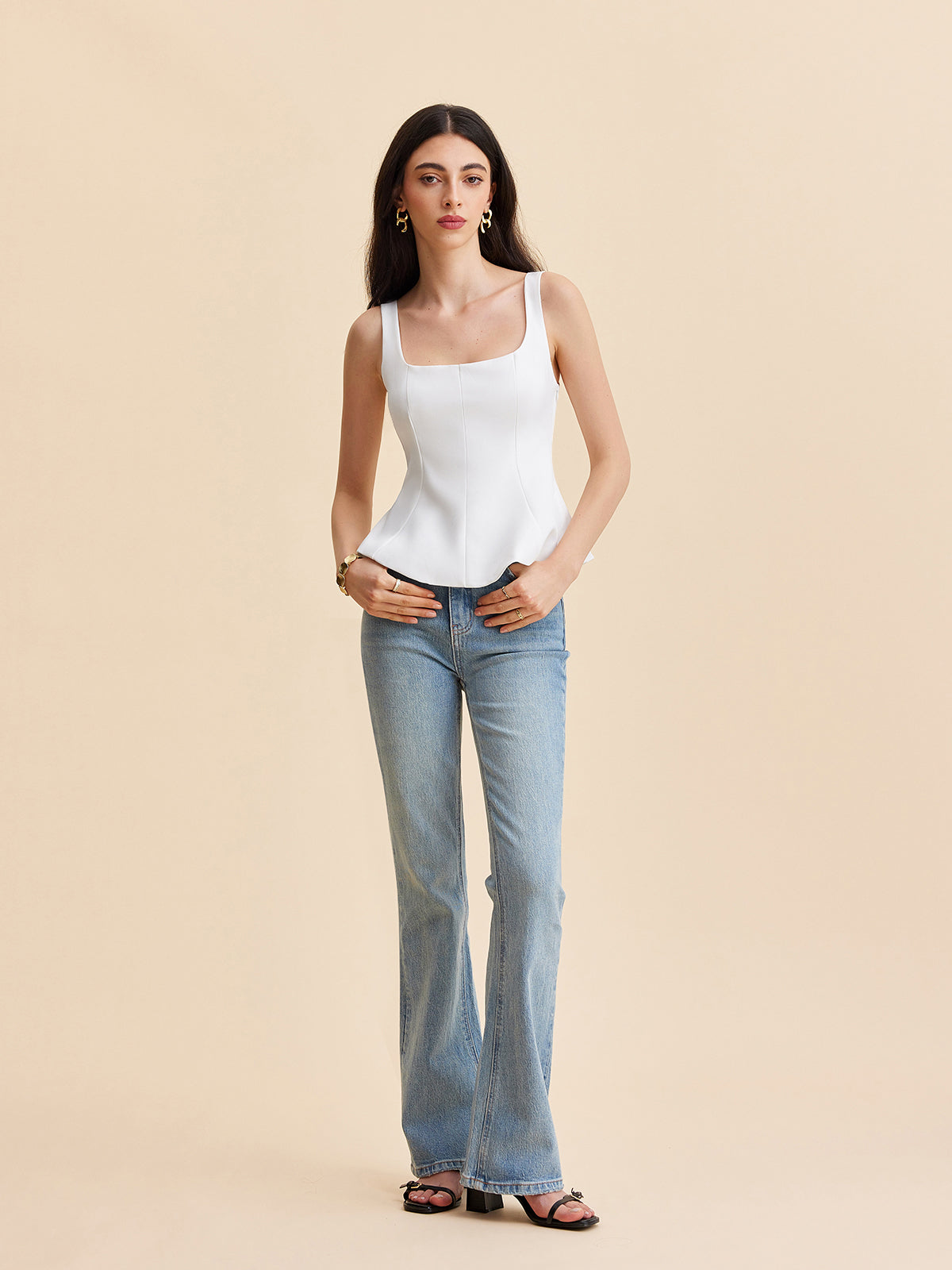 Kare Yaka Peplum Volanlı Bluz Beyaz Kolsuz · 4
