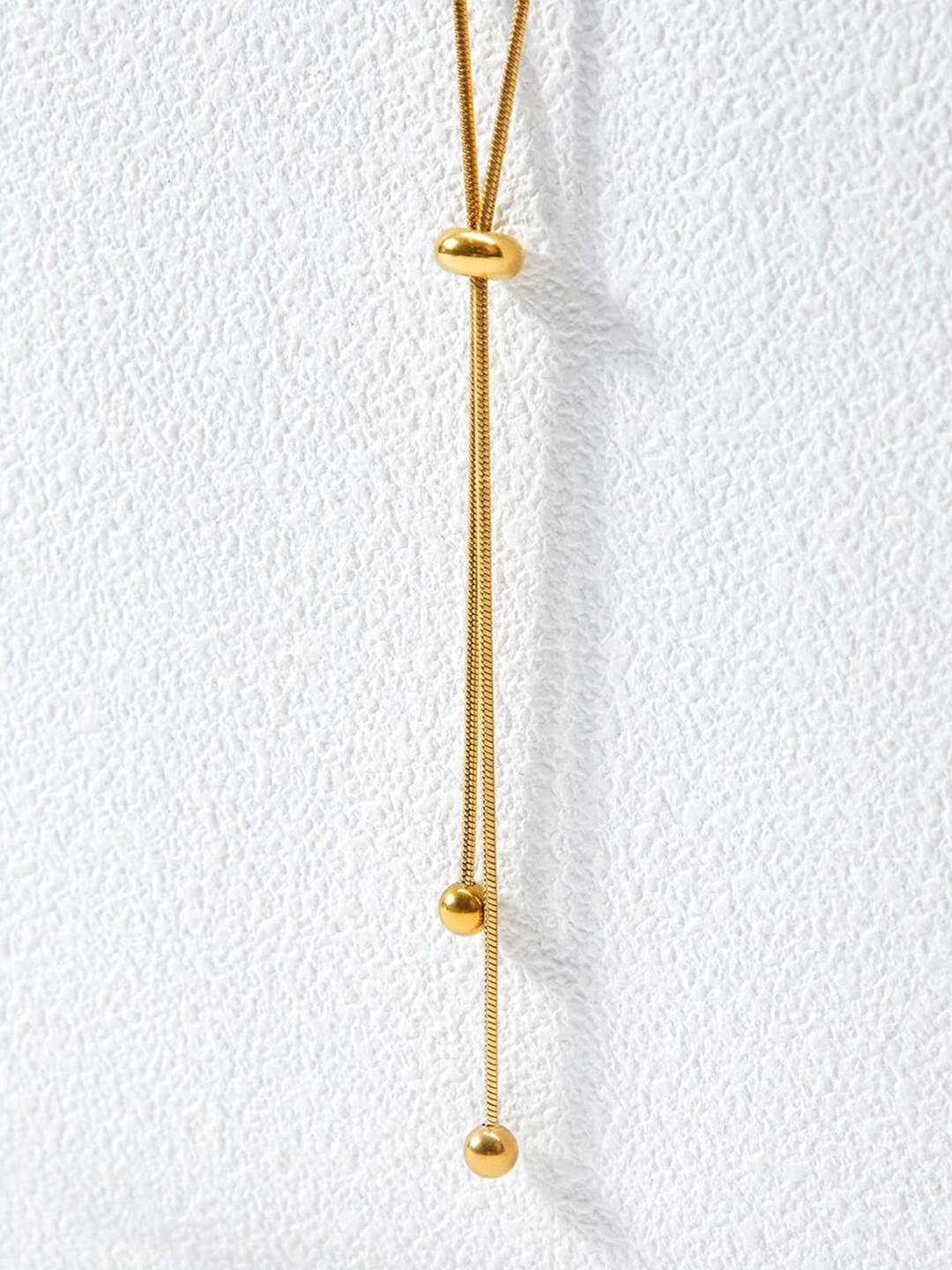 Yılan Zinciri Kolye Titanyum Çelik Altın Rengi Görsel 4 - SvelteChic