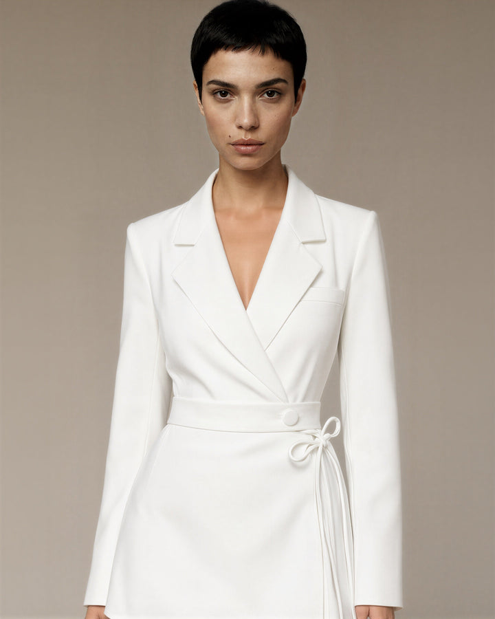 Calla kruvaze yandan bağcıklı blazer mini elbise, beyaz, bel üstü yakın plan