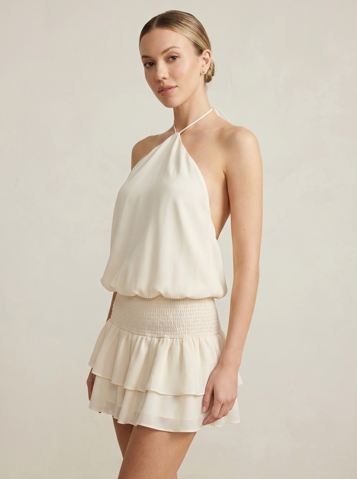 Halter Bağlamalı Açık Sırt Smocked Bel İki Katlı Volanlı Mini Şifon Elbise - Krem ön 3/4