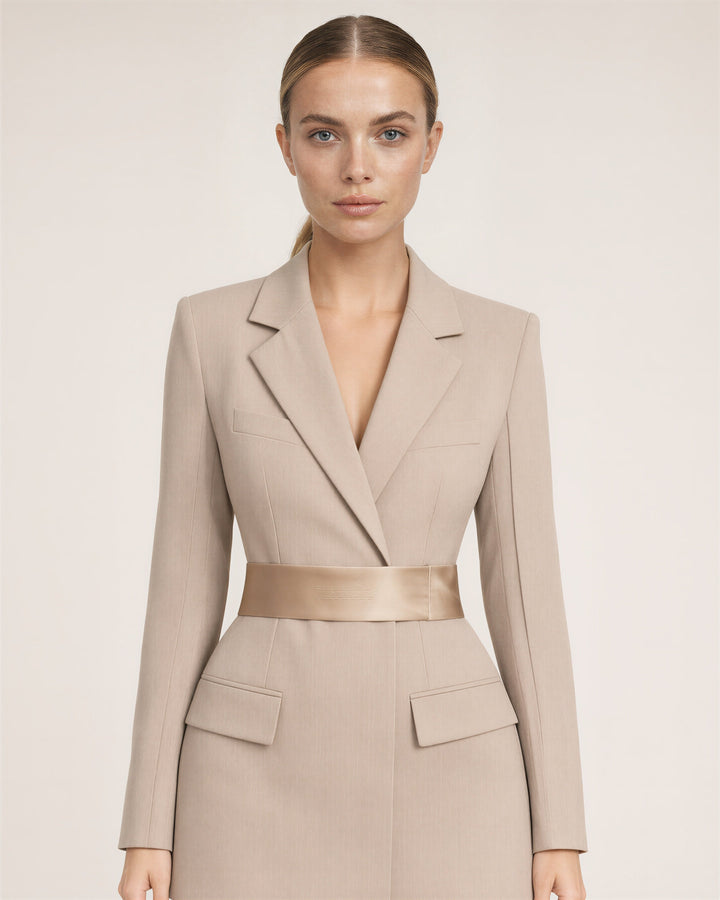 Serena saten kuşaklı blazer mini elbise, taş bej, bel üstü yakın plan
