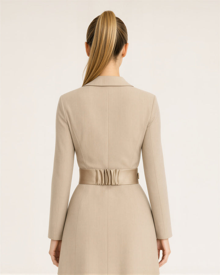 Serena saten kuşaklı blazer mini elbise, taş bej, arkadan görünüm