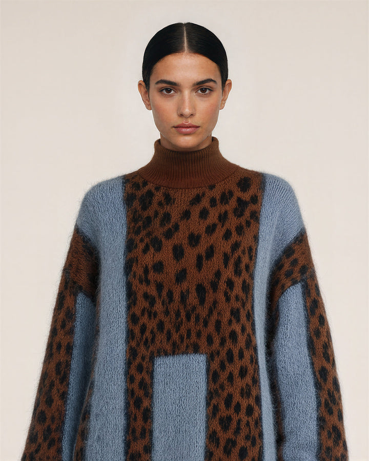 Zelinda leopar desenli balıkçı yaka oversize kazak, kahve leopar, bel üstü yakın plan