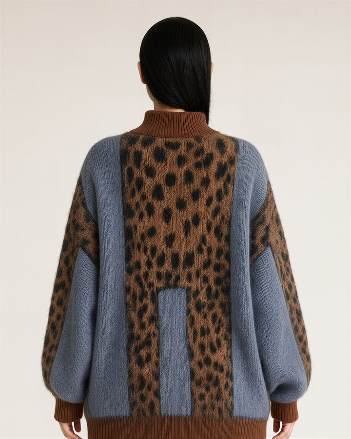 Zelinda leopar desenli balıkçı yaka oversize kazak, kahve leopar, arkadan görünüm